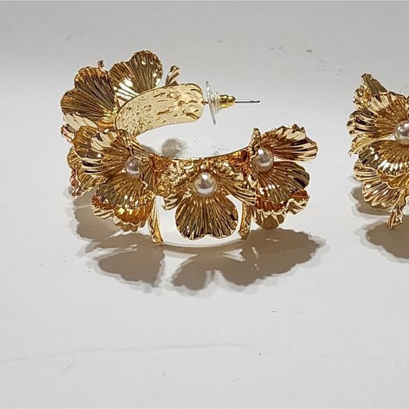 House of‎ Harlow 1969 Gold Flower and Faux Pearl Hoop Earrings New! - Picture 2 of 11